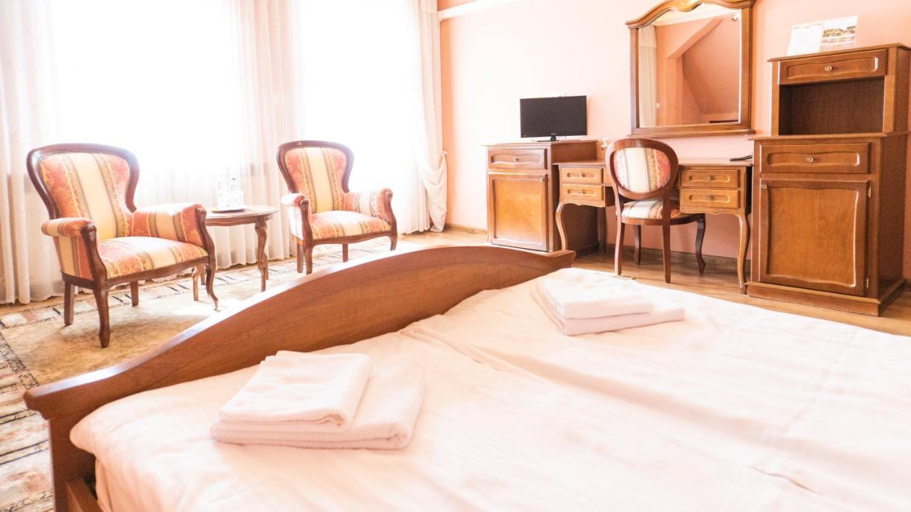 Hotel Dworek Leśniczówka Wodzisław Śląski Exterior foto