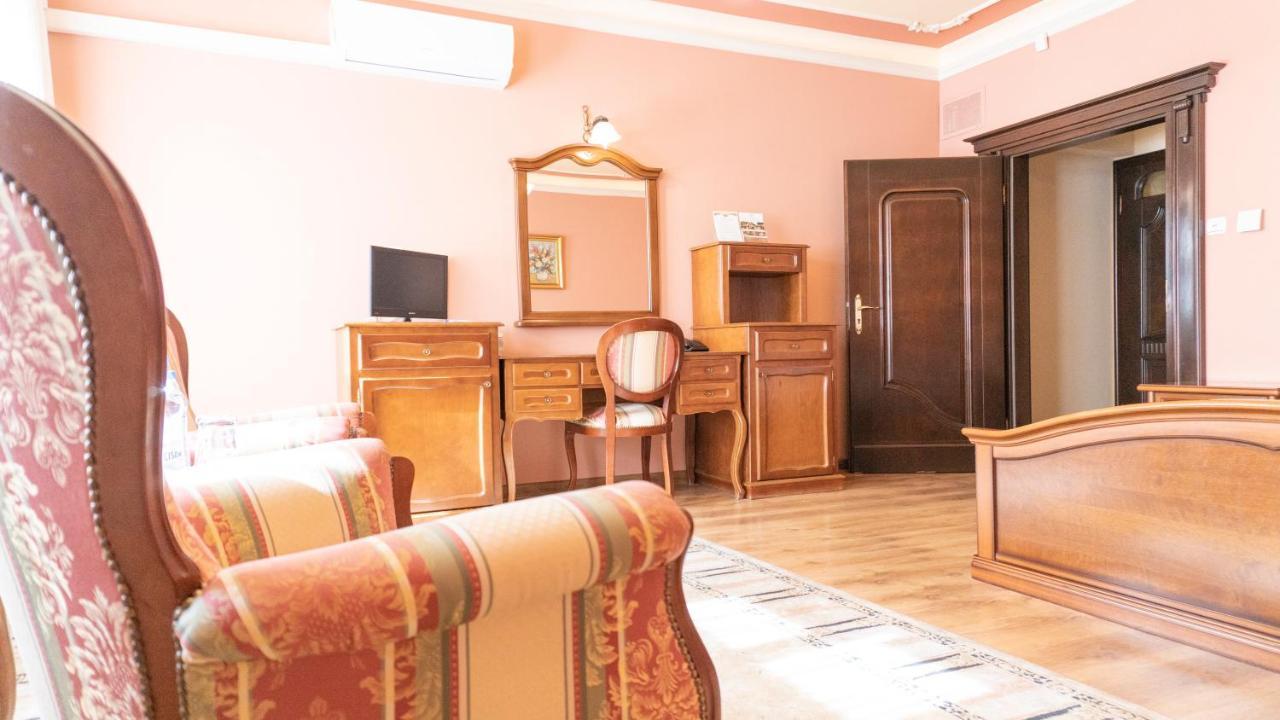 Hotel Dworek Leśniczówka Wodzisław Śląski Exterior foto